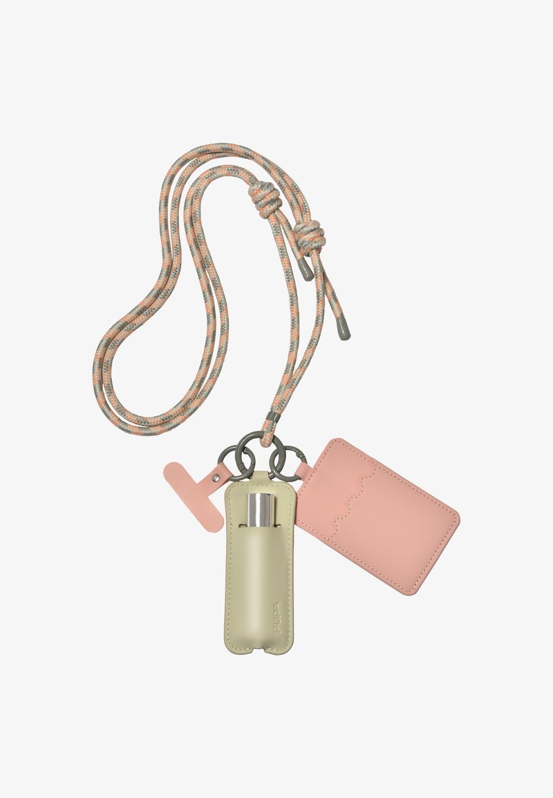 Porte-clés à lanière avec un porte-carte en cuir vert pâle, un cylindre argenté, un porte-cartes rose et une corde tressée multicolore.