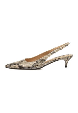 Zapatos de tacón slingback de punta afilada con un estampado de serpiente en una combinación de colores beige y negro, que cuentan con un tacón bajo tipo kitten y cortes laterales.