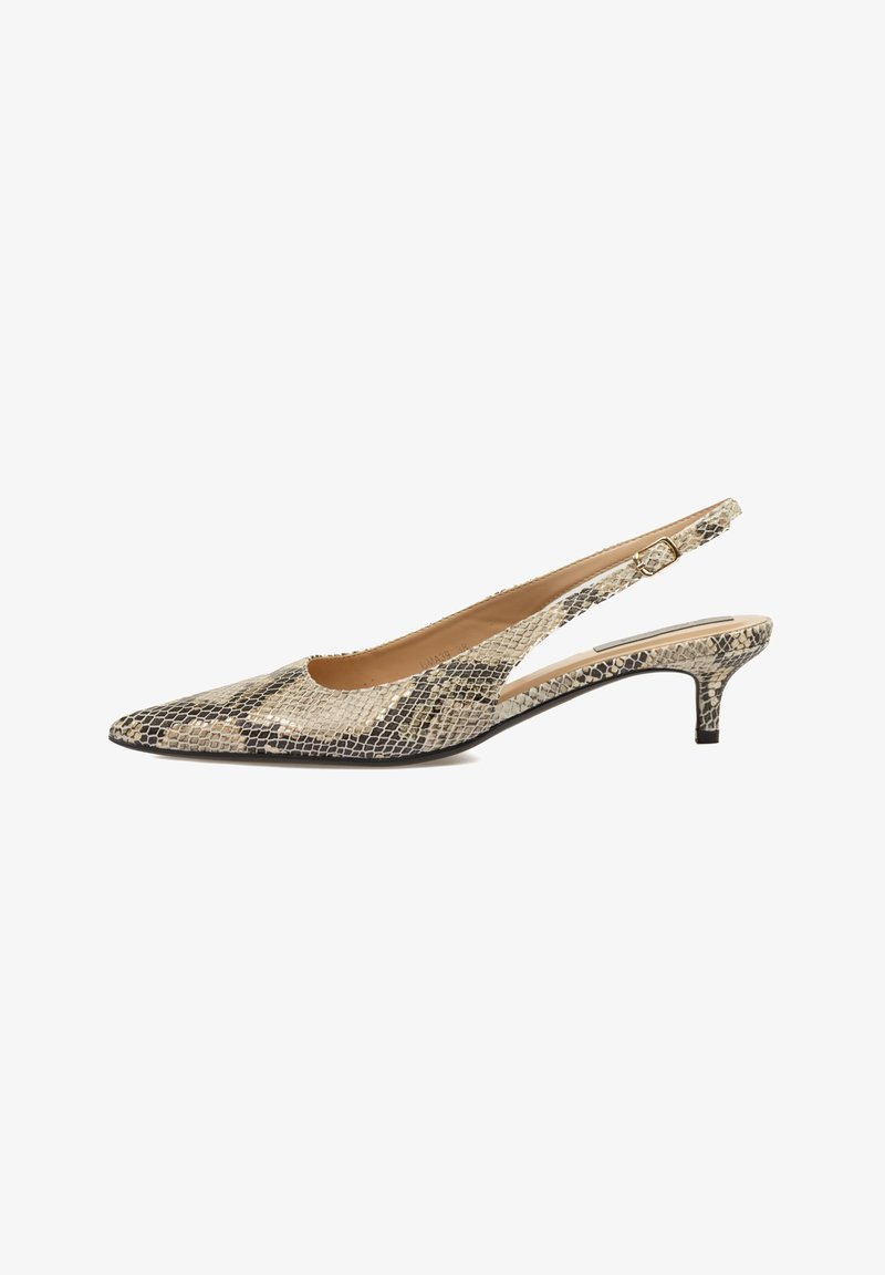 Zapatos de tacón slingback de punta afilada con un estampado de serpiente en una combinación de colores beige y negro, que cuentan con un tacón bajo tipo kitten y cortes laterales.