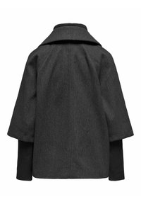Ciemnoszara kurtka z szerokim kołnierzem, opuszczanymi ramionami i ściągaczami przy mankietach. Wykonana z teksturowanej tkaniny o luźnym kroju, bez widocznych zapięć.