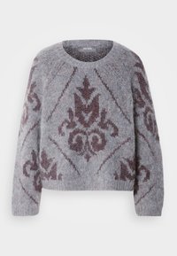 Grauer Strickpullover mit einem Rautenmuster in Burgunderrot. Verfügt über einen runden Halsausschnitt und lange Ärmel, gefertigt aus einem weichen, strukturierten Material.