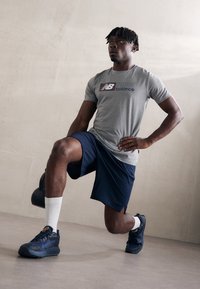 New Balance SPORT ESSENTIALS HEATHERTECH GRAPHIC  - T-shirts med print - slate grey