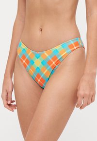 Zwem-bikini onderkant in een kleurrijk schaakbordpatroon met tinten oranje, blauw en geel. Heeft een lage taille en elastische stiksels.