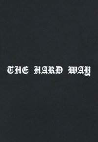 Sfondo nero con testo bianco in stile gotico che legge "LA STRADA DURA". Il design presenta un carattere serif classico e un alto contrasto.