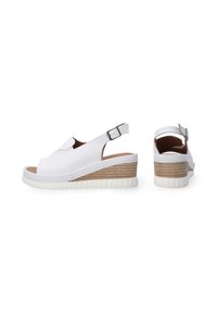Weiße Leder-Wedge-Sandalen mit offener Zehe, Slingback-Design, verstellbarer Schnalle und texturiertem Jute-Mittelsohle. Flache weiße Außensohle.