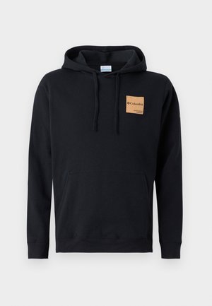 Schwarzer Hoodie aus Baumwolle mit einer Fronttasche, verstellbarem Kordelzug bei der Kapuze und einem braunen Etikett mit einem Logo auf der linken Brust.