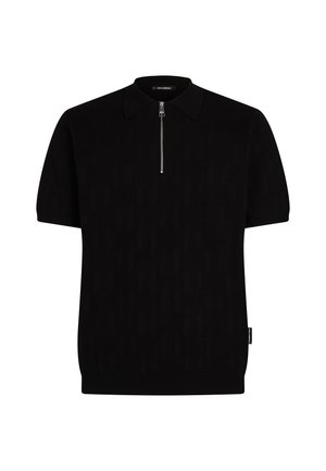 Melnā īsajās piedurknēs polo kreklā ar rāvējslēdzēja apkakli, teksturēta auduma un maigu rakstu. Iezīmēta ar sānu logotipa etiķeti tuvu apakšmalai.