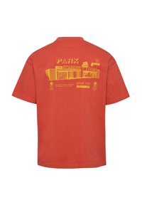 Camiseta de manga corta color naranja óxido con gráfico amarillo de un estadio, salón y texto que incluye "PARK", "UPPER TIER" y detalles de la entrada en la parte trasera.