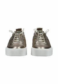 Zapatillas metálicas en bronce con suelas de goma blanca, que presentan un diseño elegante, forma redondeada y cordones elásticos para un ajuste seguro.