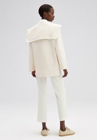 Touché Privé RUFFLED WIDE COLLAR - Rövid kabát - cream