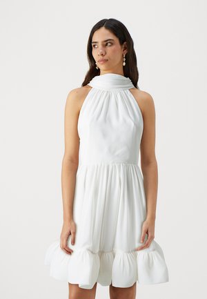 Robe blanche à col halter avec un corsage gathered, jupe fluide et ourlet à volants. Tissu doux et lisse avec un design minimaliste.