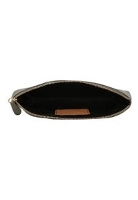 Kleine grijze leren pouch met gouden rits open, waardoor de zwarte stoffen binnenkant en een bruin leren label binnenin zichtbaar zijn.