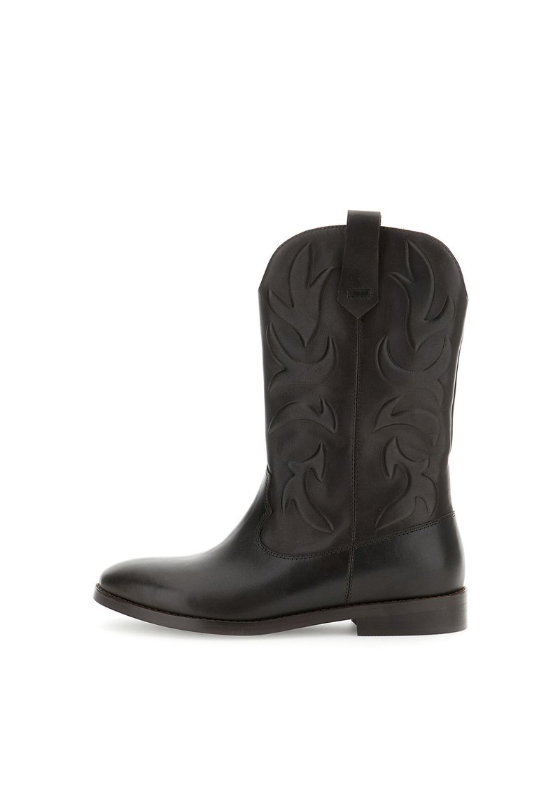 Bota vaquera de cuero negro con caña alta, patrón floral en relieve, acabado suave y tacón bajo apilado. Incluye una lengüeta con asa.
