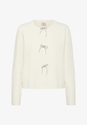 Weißer Cardigan aus weichem Stoff, mit runder Halslinie, langen Ärmeln und zwei dekorativen silbernen Schleifen als Verschlüsse an der Vorderseite.