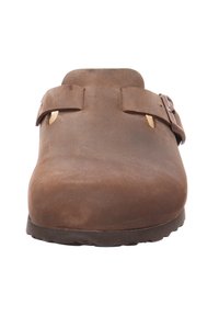 Braune Lederclogs mit einer glatten Oberfläche, zwei verstellbaren Riemen und einer abgerundeten Zehe. Die strukturierte Sohle bietet Halt und Stabilität.