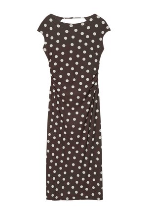 Vestito marrone al ginocchio con pois bianchi, maniche corte a cappuccio, lati arricciati e una piccola apertura a goccia sul retro con chiusura con bottone.