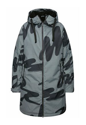 Chaqueta de camuflaje gris con capucha, cierre de cremallera y acentos negros. Fabricada con material suave y forro texturizado.
