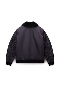 Černá prošívaná bomber bunda s vysokým límcem, strukturovanou tkaninou, žebrovanými manžetami a spodním lemem a elastickými detaily po stranách. Zobrazený zadní pohled.