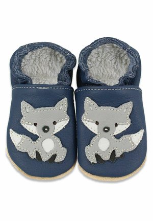 Marineblaues Lederbaby-Schlappen mit grauem Fuchs-Applikation. Ausgestattet mit weichem, plüschigem Innenfutter, elastischem Knöchel und strukturiertem Gummisohle für besseren Halt.