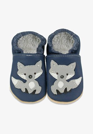 Chaussons pour bébé en cuir bleu marine avec appliqué en renard gris. Comprend un intérieur doux et pelucheux, une cheville élastique et une semelle en caoutchouc texturée pour une meilleure adhérence.