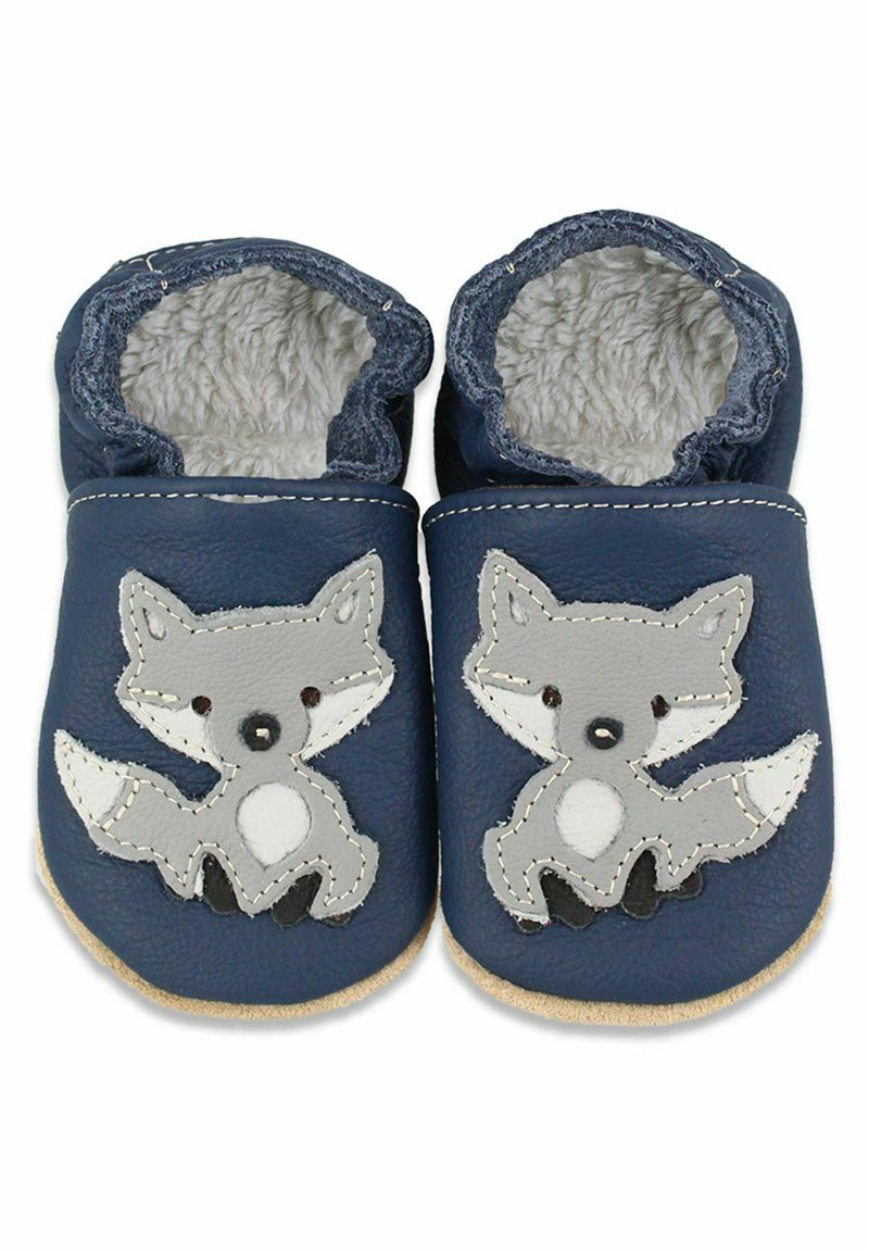 Marine leren babyslippers met grijze vos applicatie. Bevat een zachte, pluizige binnenkant, een elastische enkel en een gegoten rubberen zool voor grip.