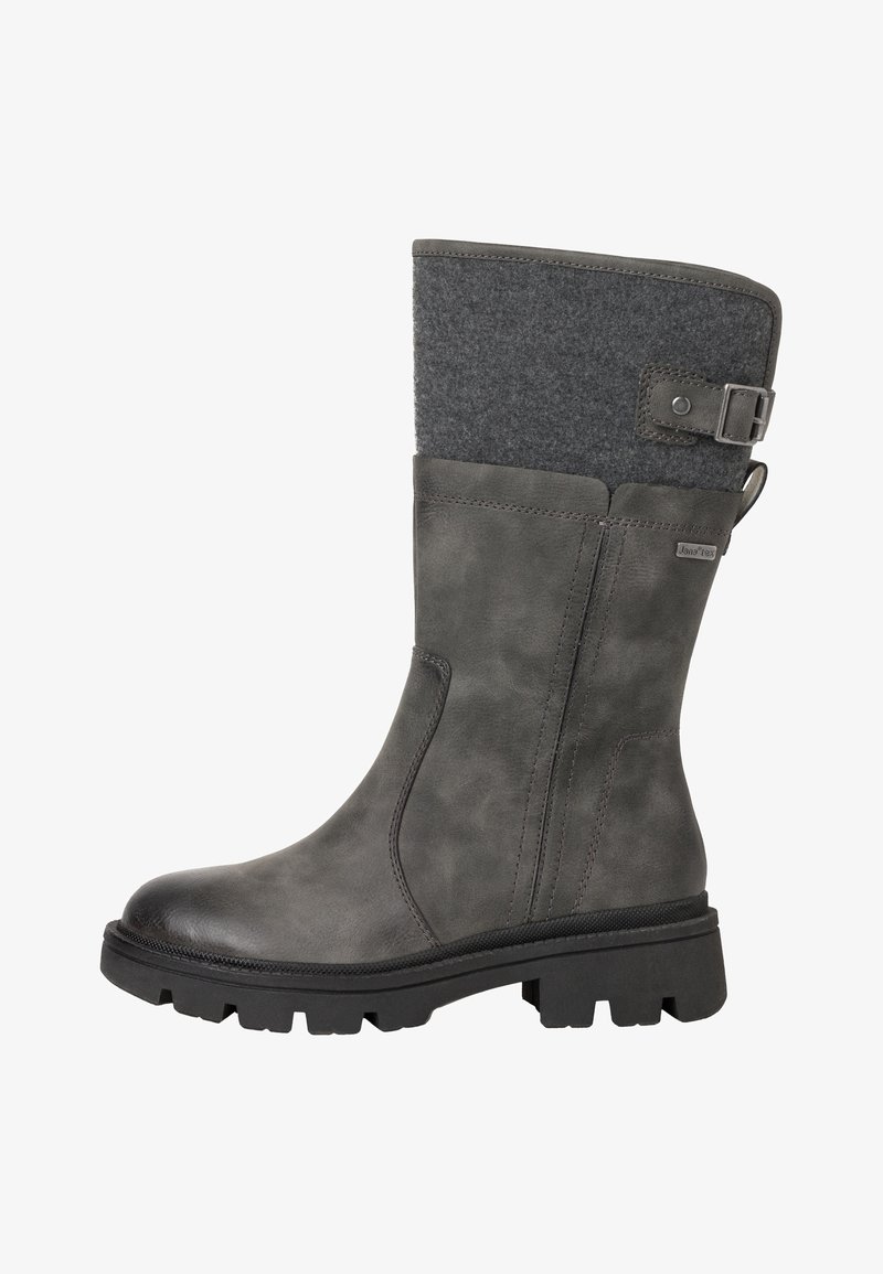 Bota de cuero gris con parte superior de fieltro texturizado, un acento de hebilla y una suela resistente. Presenta una punta redondeada y detalle de costura a lo largo del costado.