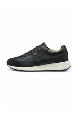 Zwarte leren lage sneaker met witte zool, veterdesign en klein gouden BOSS-logo aan de zijkant.