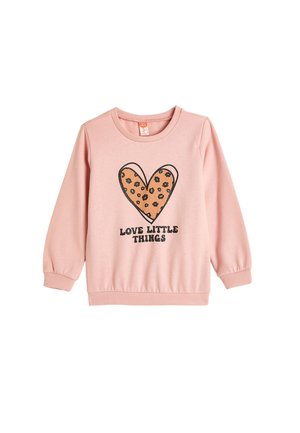 Różowy sweatshirt z długimi rękawami, z wzorem w serce w panterkę i napisem "KOCHAJ MAŁE RZECZY" w kolorze czarnym. Wykonany z bawełny.