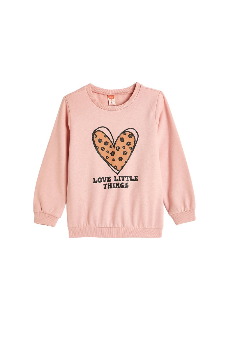 Roze sweatshirt met lange mouwen, voorzien van een panterprint hartafbeelding en de tekst "HOU VAN KLEINE DINGEN" in het zwart. Katoenen materiaal.
