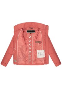 Gevoerde jas in koraal met een hoge kraag, voorzien van een wit logo en accenten, een binnenzak en wasinstructiekaartjes binnenin.