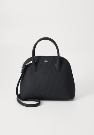 Bolso de mano negro hecho de un material texturizado, con dos asas superiores y una correa de hombro desmontable, con un acento de logo plateado.