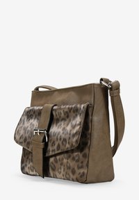 Bolso cruzado marrón con tapa frontal de estampado de leopardo y hebilla plateada, correa ajustable y cuerpo de textura suave.