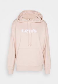 Rosa hoodie i mjukt material, med en framficka, dragskohuva och vitt "Levi's"-logotyp på bröstet. Enkel, odekorerad design.