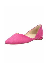 Zapato plano de ante rosa brillante con punta puntiaguda y tacón bajo y brillante, mostrado sobre un fondo blanco.