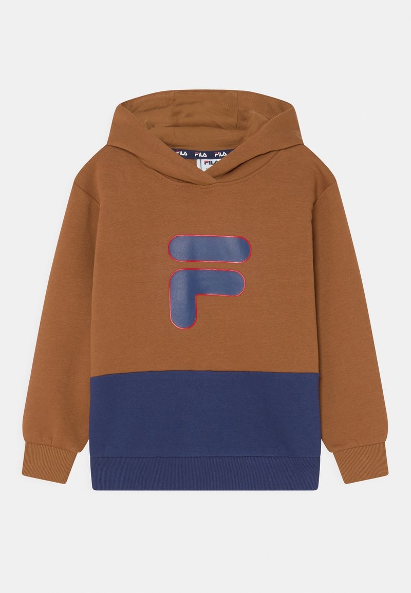 Un sweat à capuche marron avec une section inférieure bleue marine, arborant un grand logo bleu réfléchissant à l'avant. Il a une texture douce et des poignets côtelés.