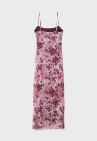 Robe sans manches à motifs floraux avec un dégradé de nuances rose et prune. Présente une silhouette ajustée, de fines bretelles et un détail froncé sur le côté.