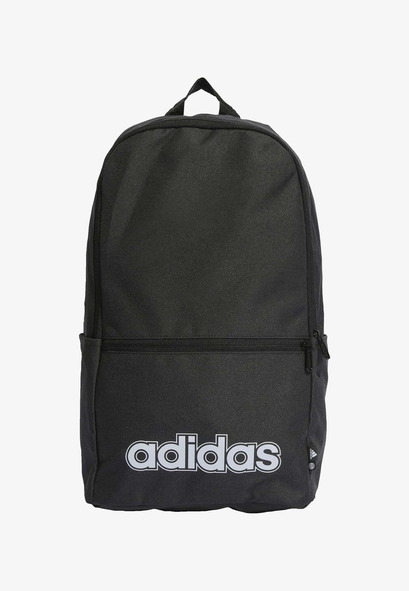 Zaino in poliestere nero con tasca anteriore con zip e logo Adidas in bianco. Presenta un manico superiore e spallacci imbottiti.