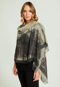 Gelaagde sjaal met een mix van aardse tinten, voornamelijk zwart met vleugjes groen en beige. Zachte, getextureerde stof met een gedrapeerd ontwerp.