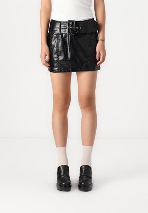 Mini-jupe en simili cuir noir avec un motif crocodile texturé, large ceinture avec une boucle carrée, finie avec une silhouette ajustée.