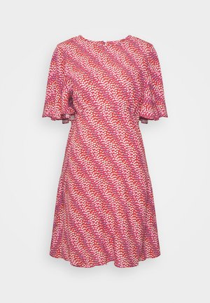 Vestido com um padrão em vermelho, rosa e branco. Mangas curtas, decote redondo e uma silhueta arredondada. Tecido leve.