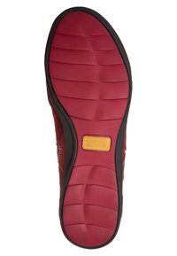 Semelle de chaussure rouge avec surface texturée, comportant des rainures pour une meilleure adhérence. Logo centré en jaune sur un design rectangulaire. Bord noir pour plus de durabilité.
