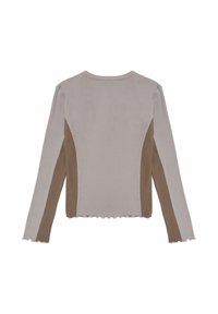 Langsleeve top in lichtgrijs en bruin, met een getailleerd ontwerp, geribbelde textuur en een golvende rand bij de manchetten en onderkant.