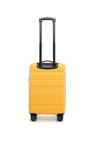 Valigia rigida gialla con design a coste, manico retrattile nero e quattro ruote nere per la mobilità. Misura di dimensioni compatte ideale per i viaggi.