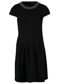 Schwarzes Kleid mit kurzen Ärmeln, einem plissierten Rock und einem dekorativen, mit Perlen besetzen Ausschnitt. Verfügt über einen Reißverschluss auf der Rückseite. Glatte Stofftextur.