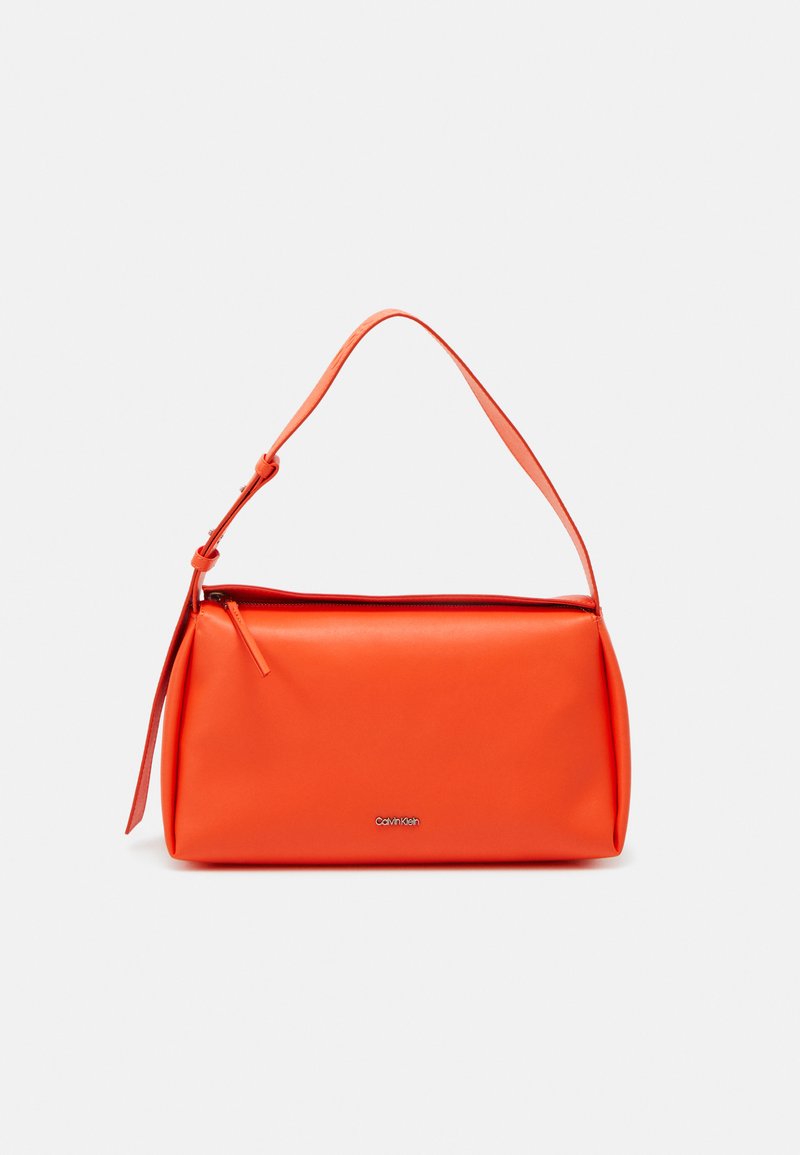 Calvin Klein - GRACIE SHOULDER BAG - Rankinė - flame, Padidinti