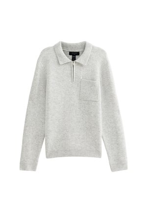 Lichtgrijze gebreide pullover met een ritskraag, lange mouwen en een borstzak. Bevat een geribde zoom en manchetten voor extra textuur.