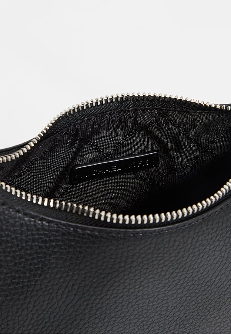 Clutch in pelle nera con superficie texturizzata e zip argentata. L'interno presenta una fodera in tessuto nero liscio e un'etichetta interna.