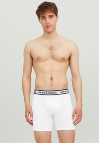 Weiße Baumwoll-Boxershorts mit einem schwarzen elastischen Bund, der das Logo "JACK & JONES" trägt, figurbetontem Schnitt und glatter Textur.