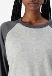 Hollister Co. Easy Long-Sleeve Raglan T-Shirt - Ilgarankovis viršutinės dalies drabužis - grey