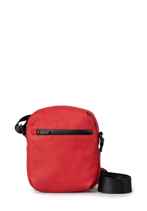 Rote Umhängetasche mit glatter Textur, ausgestattet mit einer frontalen Reißverschlusstasche und einem verstellbaren schwarzen Tragegurt. Kompakte, runde Form, minimalistisches Design.